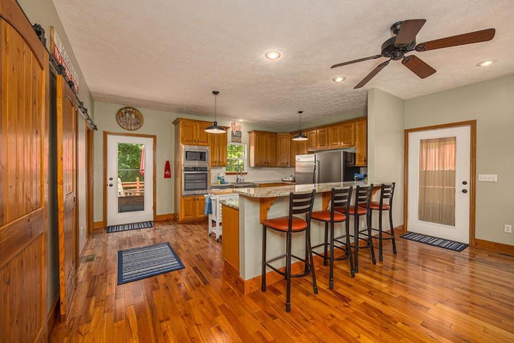Lakefront With 3 King Beds, Pool Table, Arcade Barrel Dandridge Exterior photo
